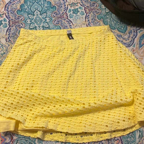Size medium, yellow design lab skirt never worn - Picture 1 of 3